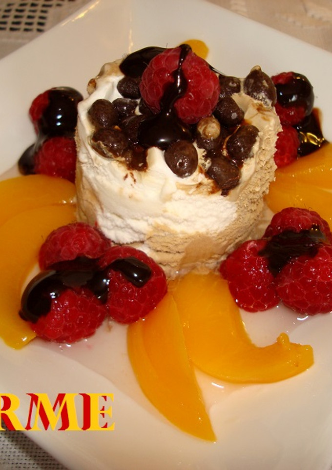 Una foto de Postre primaveral de helado con frambuesas