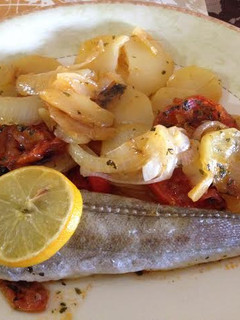 Una foto de Pescadilla al horno con guarnición