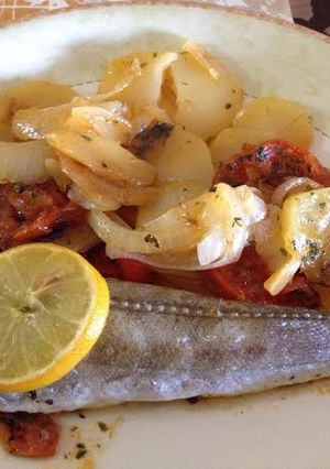 Una foto de Pescadilla al horno con guarnición
