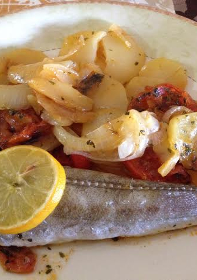 Una foto de Pescadilla al horno con guarnición