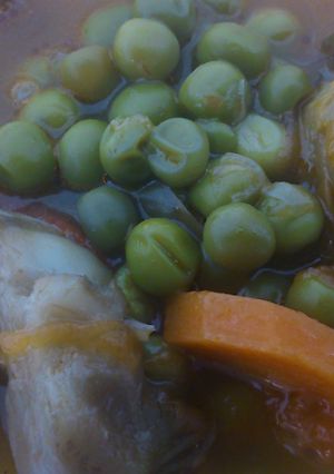 Una foto de Guisado de alcachofas y guisantes