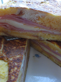 Una foto de Sandwichón de jamón york y queso
