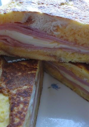 Una foto de Sandwichón de jamón york y queso