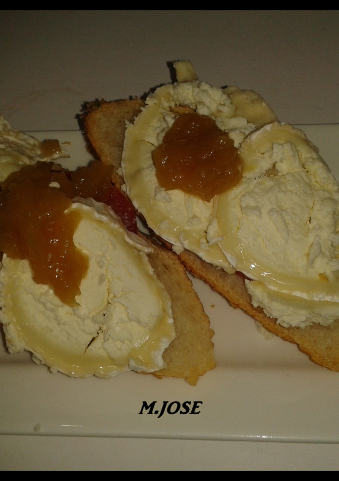 Una foto de Tosta de queso de rulo de cabra