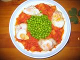 Huevos con patatas, jamón serrano, chorizo y guisantes