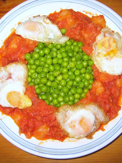 Una foto de Huevos con patatas, jamón serrano, chorizo y guisantes