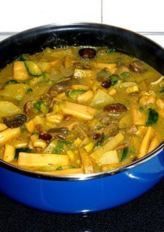 Una foto de Patatas con setas, calamares y gambas