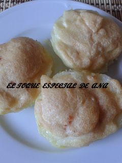 Una foto de Patatas gratinadas con alioli rellenas de chorizo