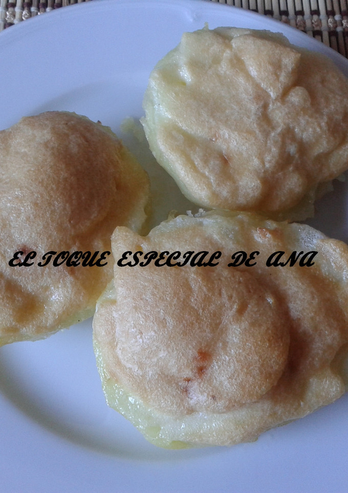 Una foto de Patatas gratinadas con alioli rellenas de chorizo