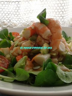 Una foto de Ensalada de aguacates con langostinos