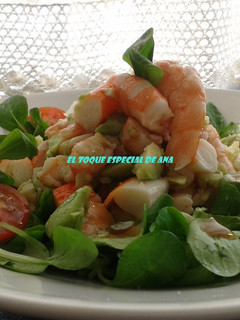 Una foto de Ensalada de aguacates con langostinos