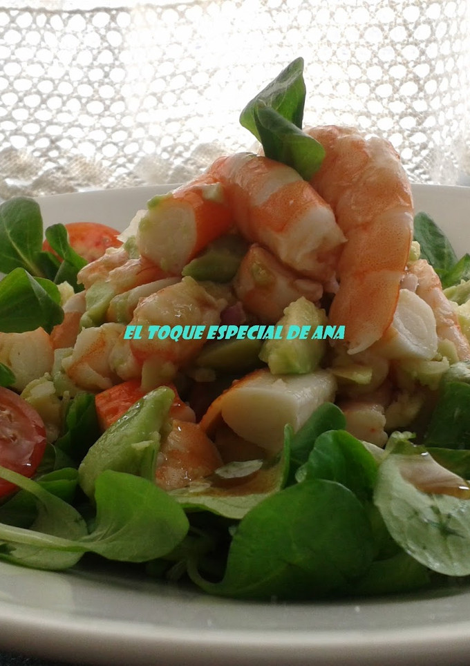 Una foto de Ensalada de aguacates con langostinos