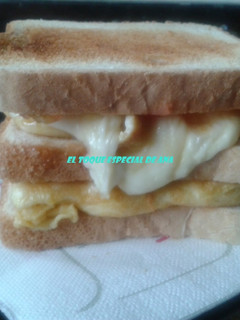 Una foto de Sandwich de tortilla con queso manchego