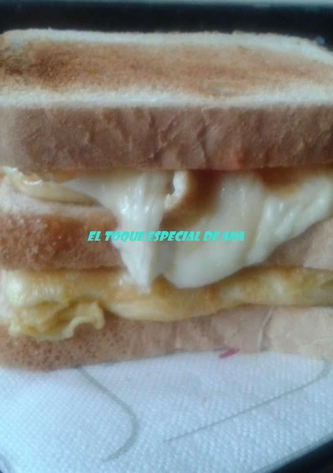Una foto de Sandwich de tortilla con queso manchego