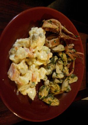 Una foto de Calamar y mejillones provenzal con ensalada rusa