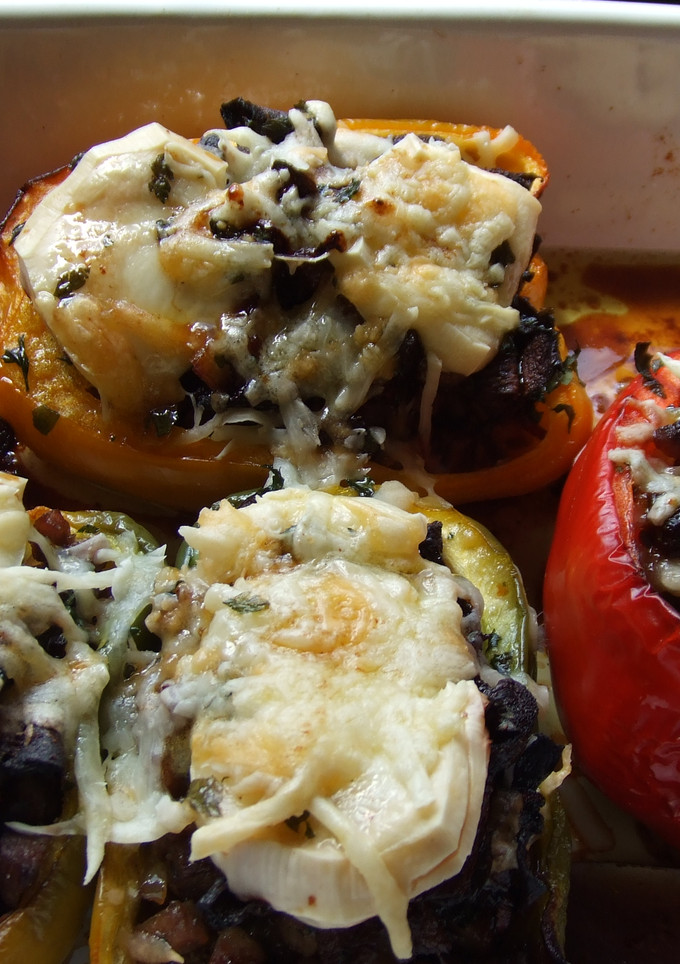 Una foto de Pimientos rellenos de carne con hongos secos