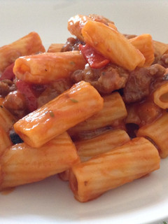 Una foto de Macarrones con carne y verduras