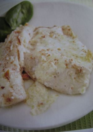 Una foto de Pescado al limón con salsa de almendras