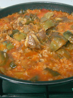 Una foto de Arroz con muslos de pollo y verduras