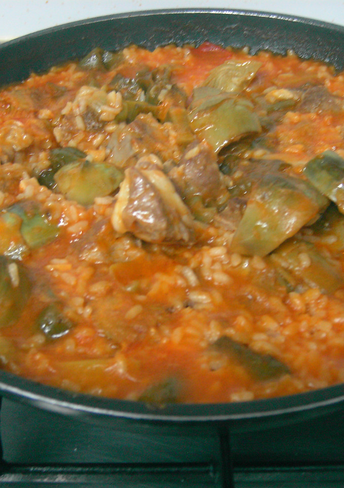 Una foto de Arroz con muslos de pollo y verduras