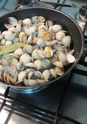 Una foto de Almejas a la marinera con vino Tío Pepe