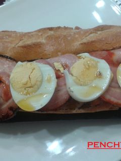 Una foto de Baguettes con pimientos fritos y panceta adobada