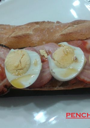 Una foto de Baguettes con pimientos fritos y panceta adobada