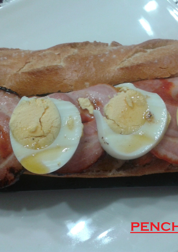 Una foto de Baguettes con pimientos fritos y panceta adobada