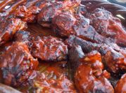 Una foto de pollo asado salsa de tomate