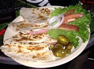 Una foto de Quesadillas de jamón y queso (Sincronizadas)