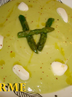 Una foto de Crema de calabacín y espárragos