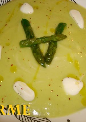 Una foto de Crema de calabacín y espárragos