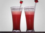 Una foto de vodka con fresa