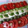 Ensalada de tomate, mozzarella y pepinos enanos