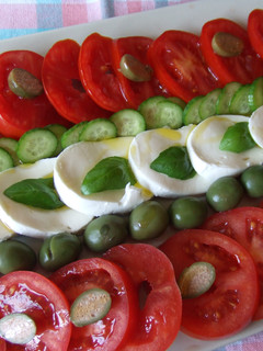 Una foto de Ensalada de tomate, mozzarella y pepinos enanos