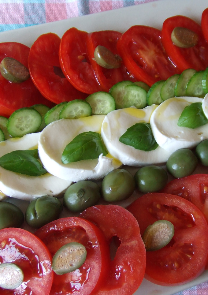 Una foto de Ensalada de tomate, mozzarella y pepinos enanos