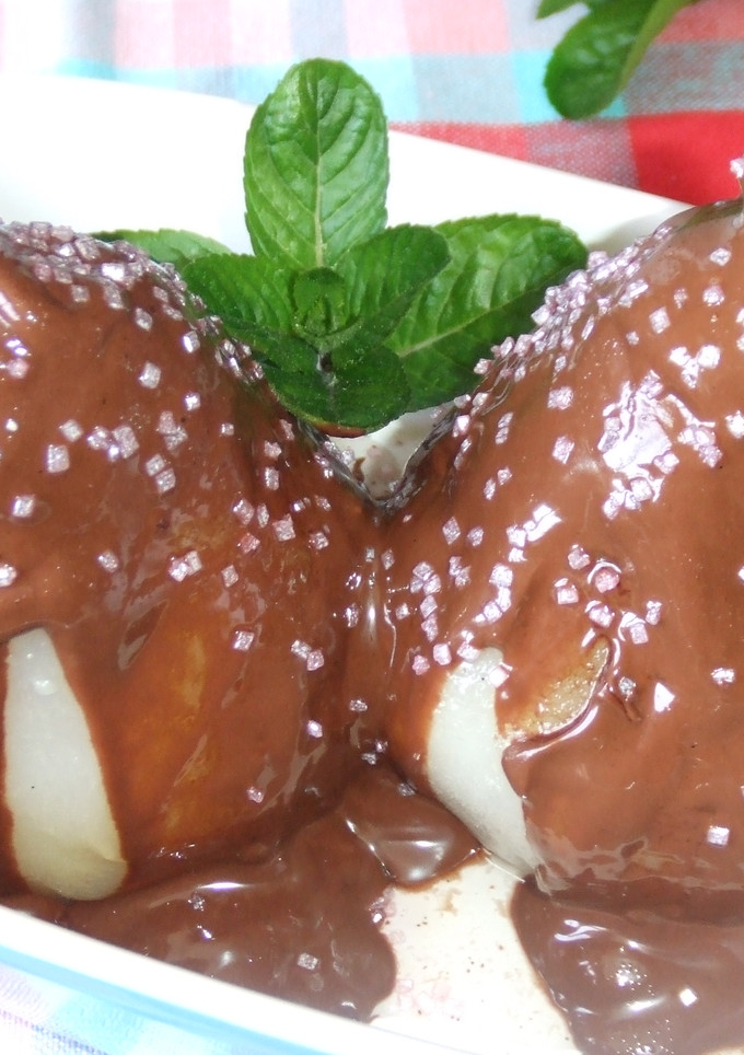 Una foto de Peras con chocolate al aroma de ron y vainilla