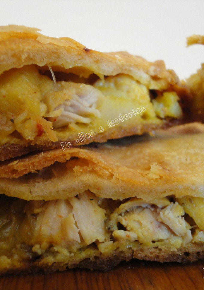 Una foto de Empanada crujiente de pollo y patatas fritas