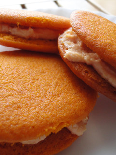 Una foto de Whoopies de naranja