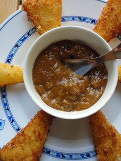 Una foto de Triángulos de queso fritos con crema de boletus