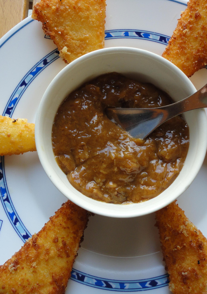 Una foto de Triángulos de queso fritos con crema de boletus
