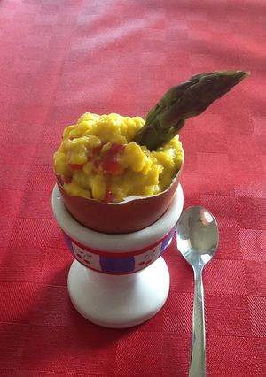 Foto principal de Brouillade de huevos con espárragos y pimiento rojo confitado