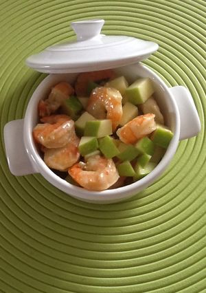 Una foto de Ensalada de gambas y manzana verde