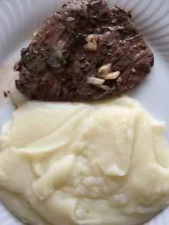 Una foto de Carne a la plancha con ajo y perejil