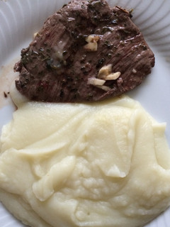 Una foto de Carne a la plancha con ajo y perejil