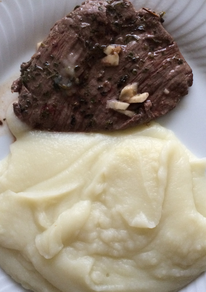 Una foto de Carne a la plancha con ajo y perejil