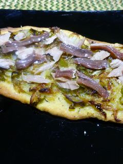Una foto de Pissaladiere de cebolla, atún y anchoas