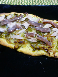 Una foto de Pissaladiere de cebolla, atún y anchoas