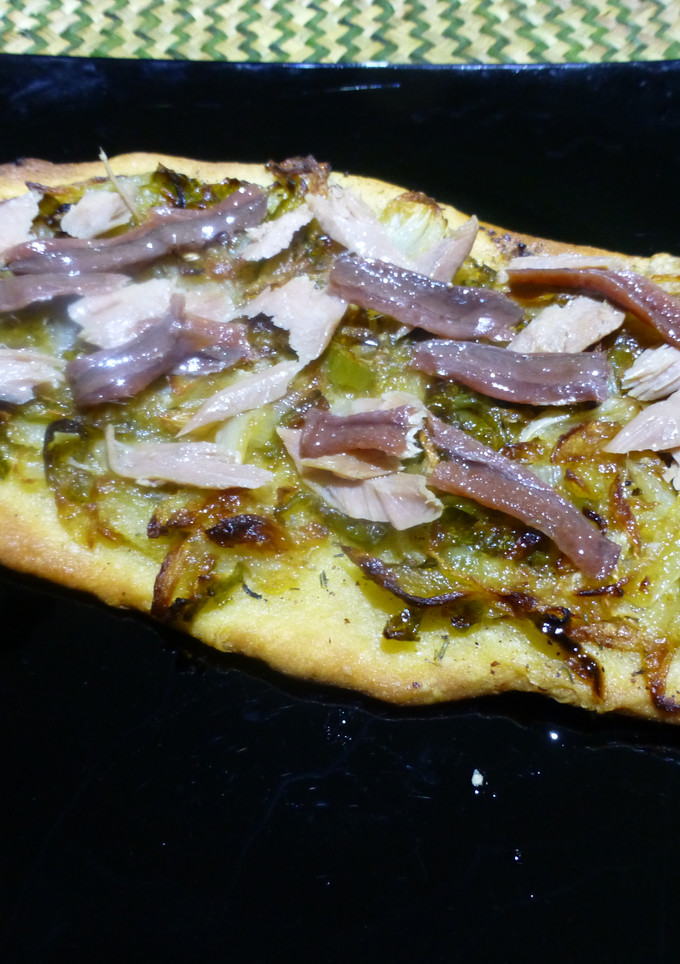 Una foto de Pissaladiere de cebolla, atún y anchoas