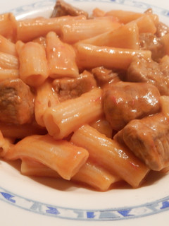 Una foto de Macarrones con carne en salsa de tomate